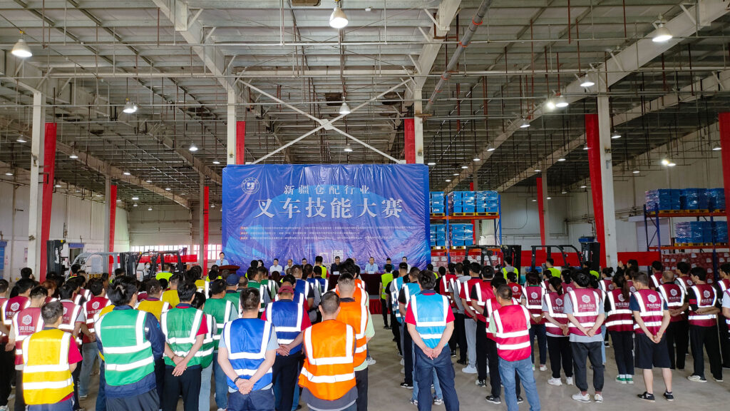 2024年新疆仓配行业叉车技能巅峰对决： 安全与效率并重，工匠精神闪耀赛场
